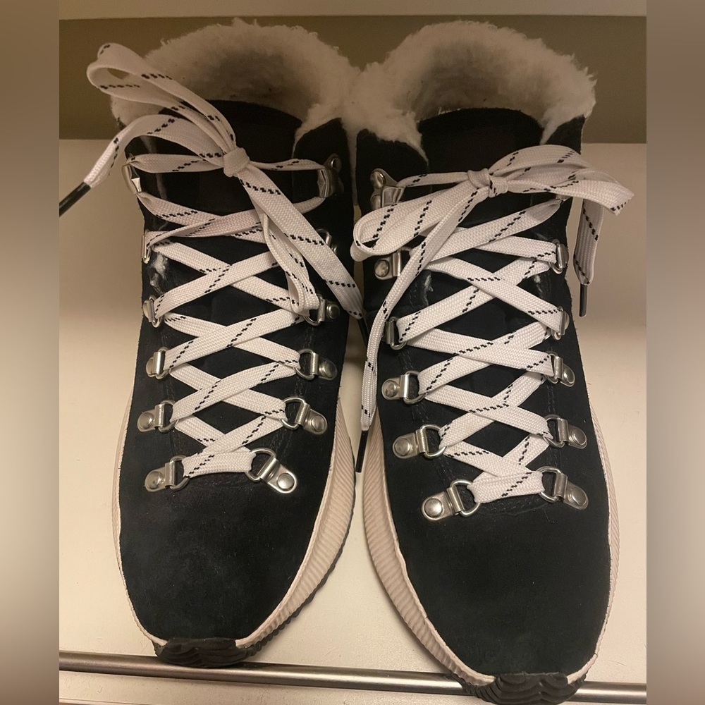 Sorel Out N About™ III Conquest boots. Women’s (size 7.5). Waterproof and warm!